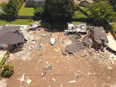 〈사진〉집 2채 삼켜버린 거대 싱크홀