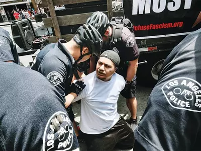 트럼프 찬반시위 충돌 주말 할리웃 2명 체포