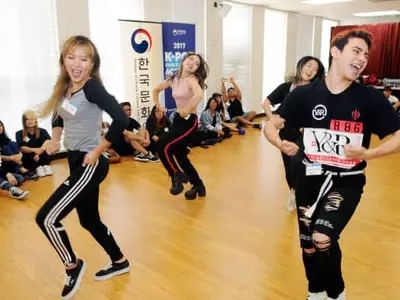 "K-POP, 전문강사에게 배우니 더 재미있어요"