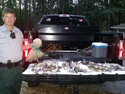 〈사진〉정도껏 해야지... 호수서 물고기 수백마리 잡은 남성 체포