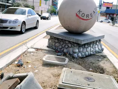 〈사진〉방치된 한인타운 상징물