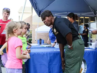 〈사진〉 '백 투 스쿨' 귀넷 경찰 "신발 무료로 드려요"