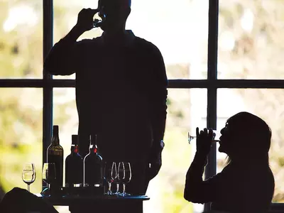 연구해 봤어? 적당한 술 심장에 좋은지를…