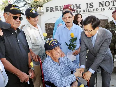 〈사진〉한국전 노병들 ‘정전기념일’감회