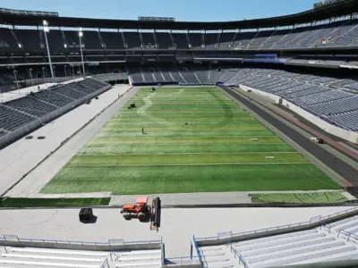 〈사진〉 풋볼 경기장으로 변한 터너필드