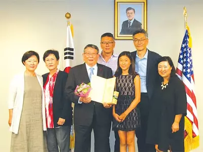 〈사진〉 독립유공자 유족에 훈장전수