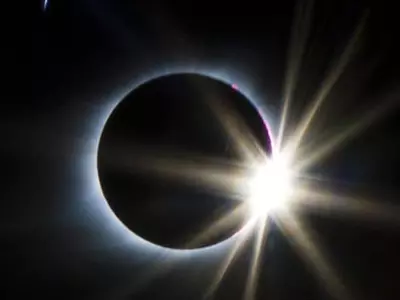 '해를 품은 달'... 세기의 우주쇼'개기일식' 전국 열광