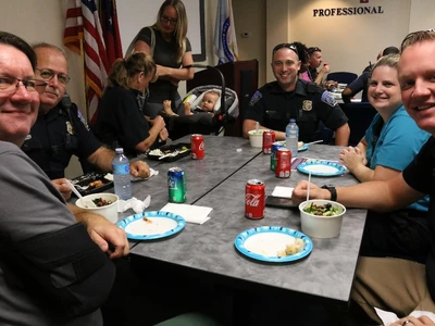 스와니 경찰에 '따뜻한 점심 한끼'