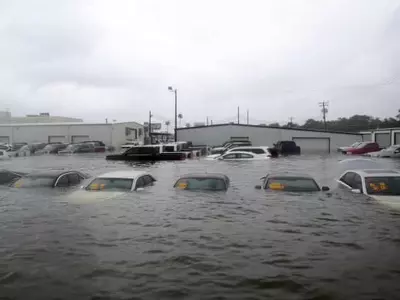 공항도 도로도 집도 물속으로…휴스턴 '올 스톱'