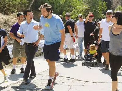 〈사진〉데이빗 류 등 정치인, 주민과 하이킹