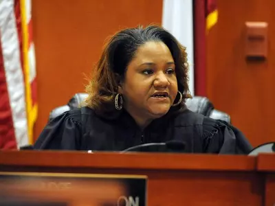 재판 중 변호사 너무 급해 법정서 실례...