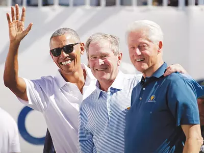 〈사진〉 “부럽네요”… 전직 대통령 나란히