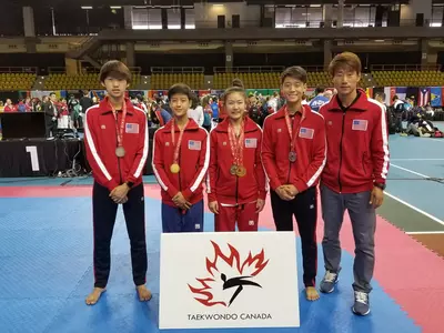 〈사진〉"태권도 세계대회서 메달 땄어요"