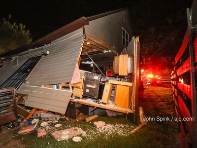자다가 날벼락....  화물기차 탈선 주택 덮쳐