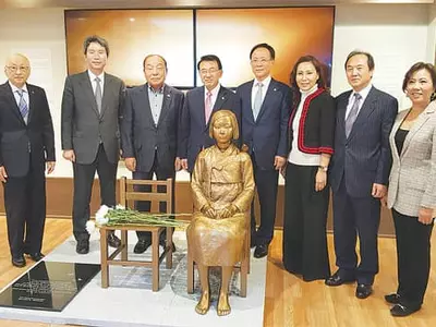 〈사진〉국정감사단 ‘평화의 소녀상’ 에 헌화