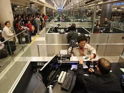 갈수록 까다로운 입국심사… 젊은 여성‘색안경'