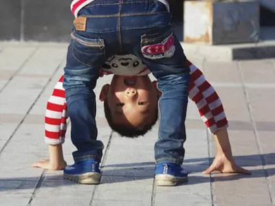 머리칼 꼬거나 발 떨기 등‘틱’장애 의심