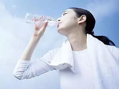 여성방광염, 물 더 자주 마시면 예방 도움