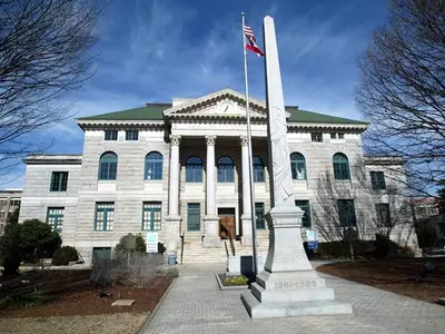 디켑, 109년 역사 남부군 기념비 철거