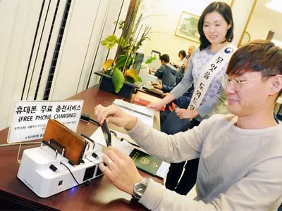 음악 흐르고 셀폰 무료 충전에... LA 총영사관 민원실 '확' 달라졌다