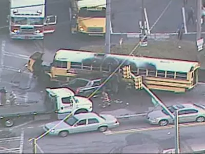 〈사진〉 SUV와 추돌 사고 스쿨버스 '불길'