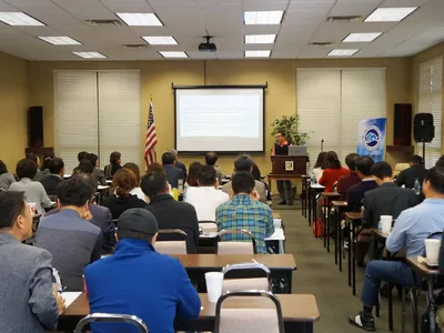 "부동산 거래는 꼭 자격증  소지자와"