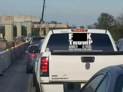 트럭에 '트럼프 F***' 스티커 붙인 여성 경찰 추적 체포하자 주의원 반발