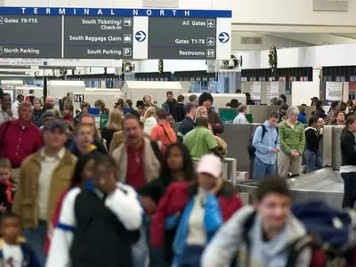 〈사진〉-연말 여행객들로 붐비는 공항