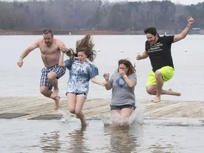 〈사진〉-"이 정도 추위 쯤이야"... 레이크 레이니어 북극곰 수영대회