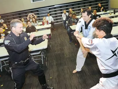 〈사진〉 “얍”…  LAPD 경관들 태권도 체험