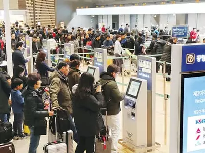 〈사진〉-인천공항 제2터미널 첫날부터 ‘북적’