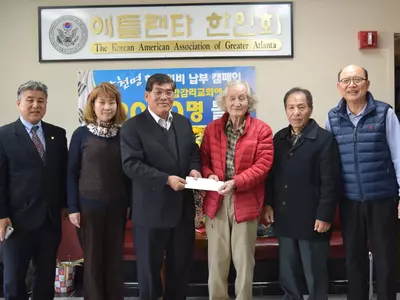 〈사진〉 한인 노인회, 한인회비 전달