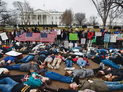 백악관 앞 드러누워 ‘총기 규제하라’