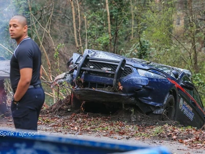 〈사진〉 경찰차, 출동 중 전신주 들이 받아