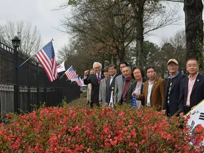 〈사진〉 한인회관 담장에 태극기와 성조기 30여개 '펄럭'