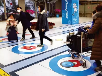 〈사진〉공항 입국장 바닥까지… 한국, 컬링 열기