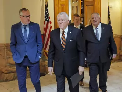 딜 주지사 "곧 깜짝 놀랄 일 있을 것"