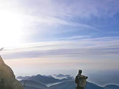 발 아래 다랑이 논밭 저 멀리엔 봄바다 넘실