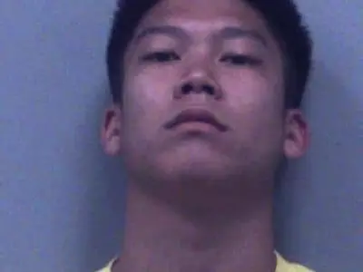 차 훔친 뒤 경찰 치려한 20대 아시안 남성