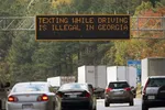 잇단 규제 불구 3명중 2명 '운전중 전화'