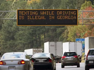 잇단 규제 불구 3명중 2명 '운전중 전화'