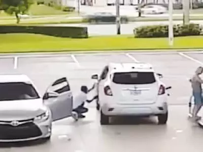 "개스 넣을 때 차 문 꼭 잠그세요"