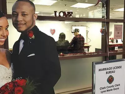 결혼식 앞서 공항서 즉석 결혼증명서 받아요