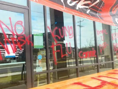 아시안 식당에 인종증오 낙서로 범벅