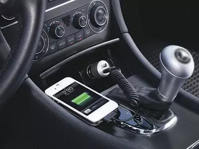 “차안에서 휴대폰 배터리 충전하면 안돼”