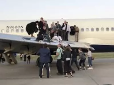 〈사진〉기체서 연기...승객들 필사의 탈출