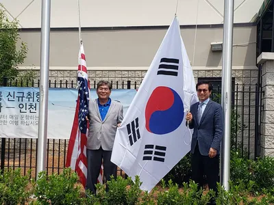 〈사진〉 애틀랜타 한인회관 태극기·성조기 교체