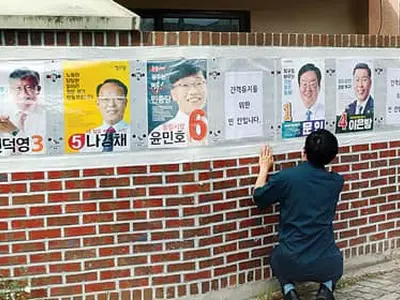 〈사진〉한국 지방선거 레이스 시작… 10미터 넘는 벽보