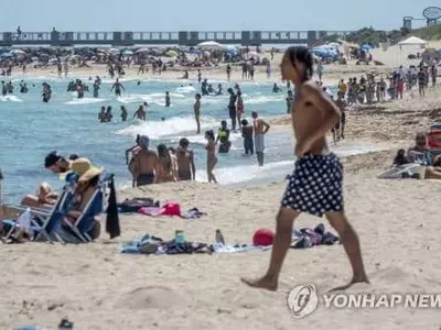 백신 접종 속도 내지만 여행객도 급증