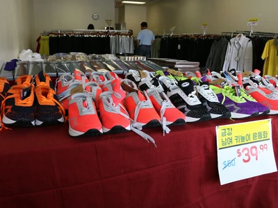 "고급 한국의류·신발 저렴하게 판매"